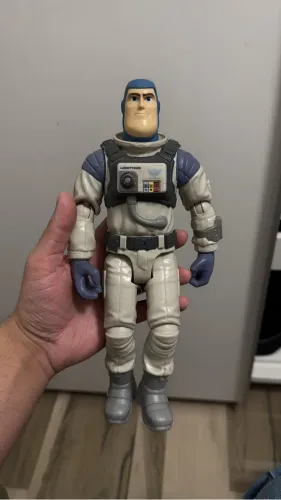 Buzz do filme Lightyear versão traje cinza