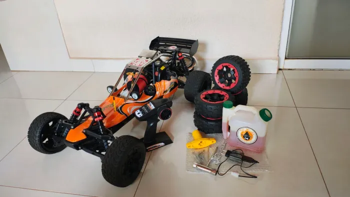 Automodelo Baja 5B(ROVAN) 32 CC. Rádio 2.4GZ e 2 jogos de pneus para asfalto e terra.