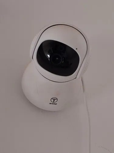 Câmera de vigilância interna ou externa.