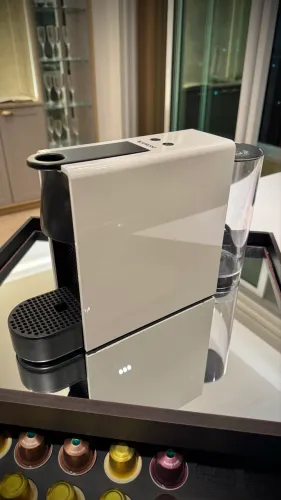 Cafeteira Nespresso + Organizador luxo + 33 Cápsulas + Estado de Nova (Branca)