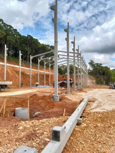 DIRETO FÁBRICA BARRACÃO GALPÃO PRÉ MOLDADO MONTADO ESTRUTURA COMPLETA COM COBERTURA
