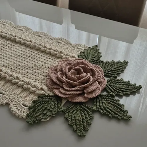 Trilho de mesa Mega rosa em crochê