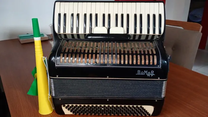 Acordeon italiano 120 baixos BOMAR NY
