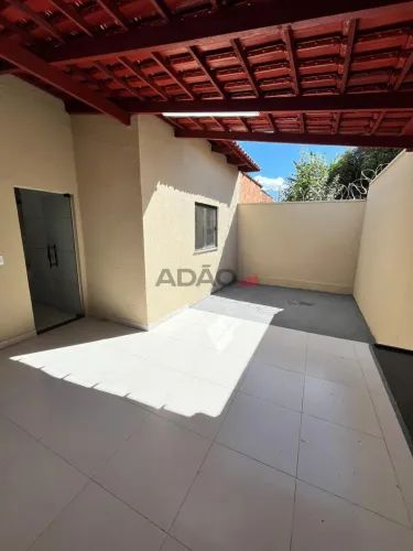 CASA À VENDA  VILA SANTA ROSA II - SENADOR CANEDO Casa de Rua com 3 Quarto(s) e 2 banheiro