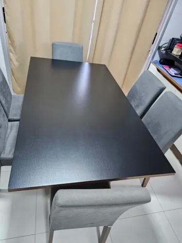 Mesa com 6 cadeiras estofadas 