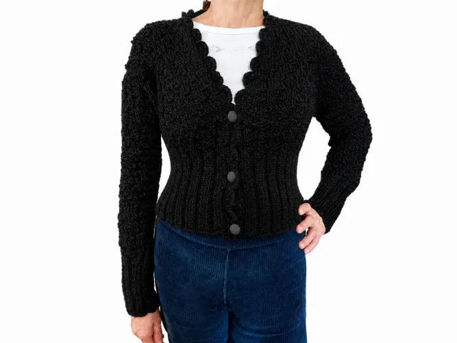 Casaquinho Cropped de Crochê Preto Feito à Mão - Exclusivo e Elegante