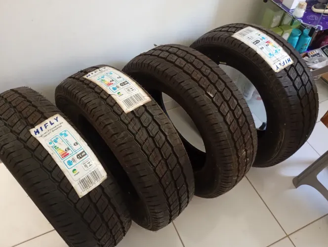Pneus novos 215/65R 16