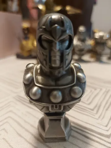 Magneto da Marvel, produzido em metal pela Omelete Box