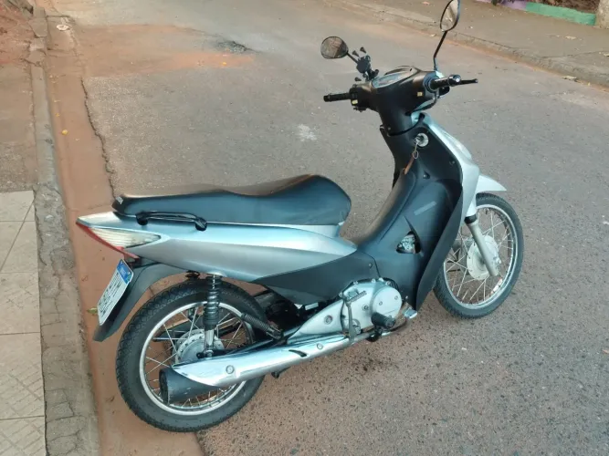 Biz 125 es partida e pedal