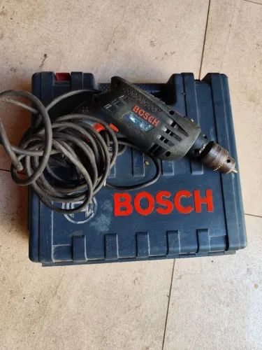 Furadeira e parafusadeira bosh com reversão e maleta de