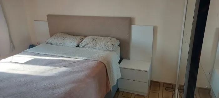 Cabeceira casal estofada com 4 gavetas