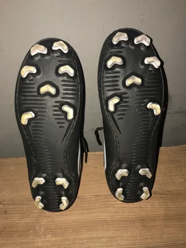 Chuteira UMBRO excelente pra agora