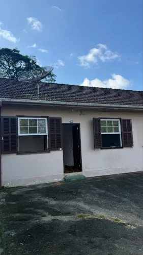Casa Ampla com 2 Quartos, Quintal Grande e IPTU Incluso