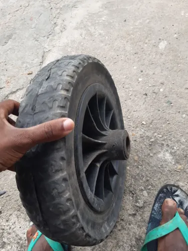 Um pineu sem camera pra carrinho de mão