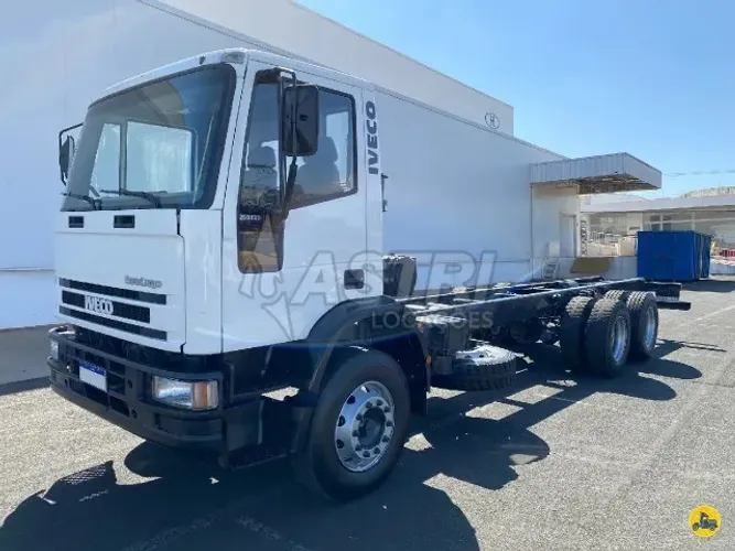 Caminhão 6x4 Iveco Eurocargo 260e25 Traçado Ano 2010