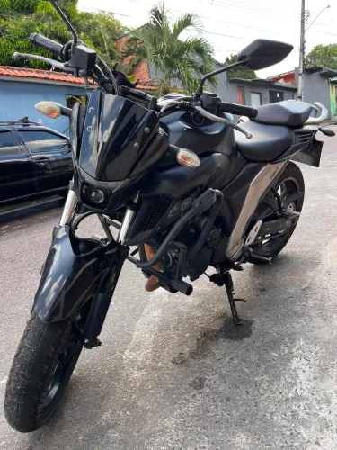 FZ 250 preta 2023.