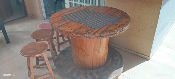 Mesa carretel com quatro banquinho excelente para sua área de lazer.