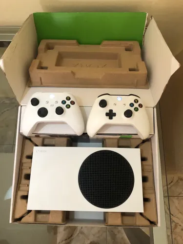 Xbox Series S + 2 controles