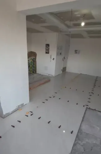 Pedreiro profissional em pisos 