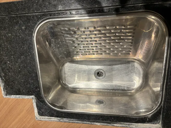 Bancada de mármore preto São Gabriel com tanque de inox