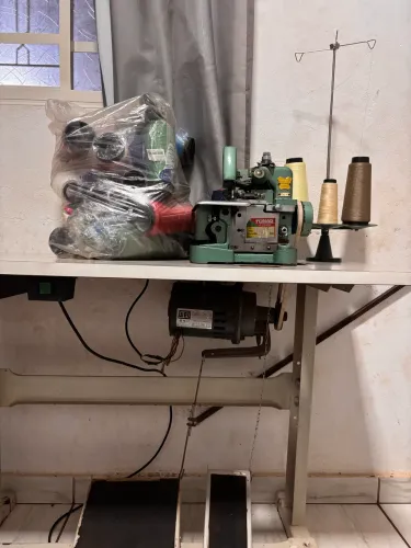 Vende-se Máquina de Costura Overlock Butterfly com Linhas