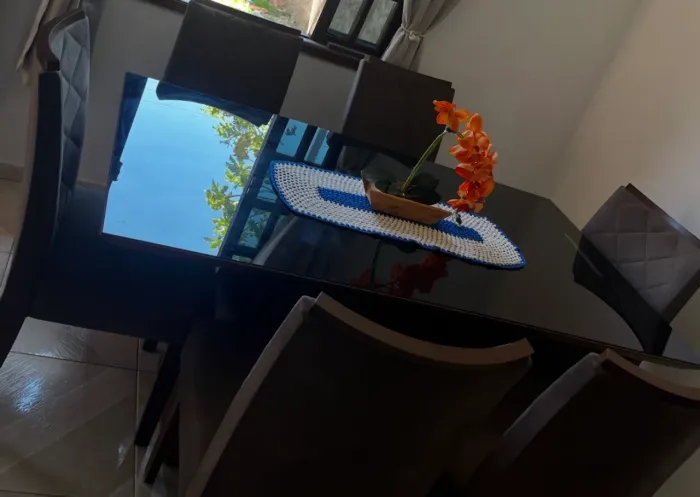 Vendo mesa c/ 6 cadeiras