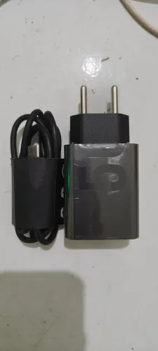 Vendo um carregador original Motorola turbo tipo c 
