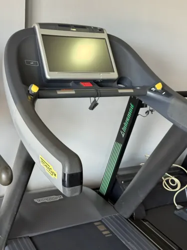 Esteira Profissional Technogym Excite+ Run Now 700 Unity - Tela Touchscreen