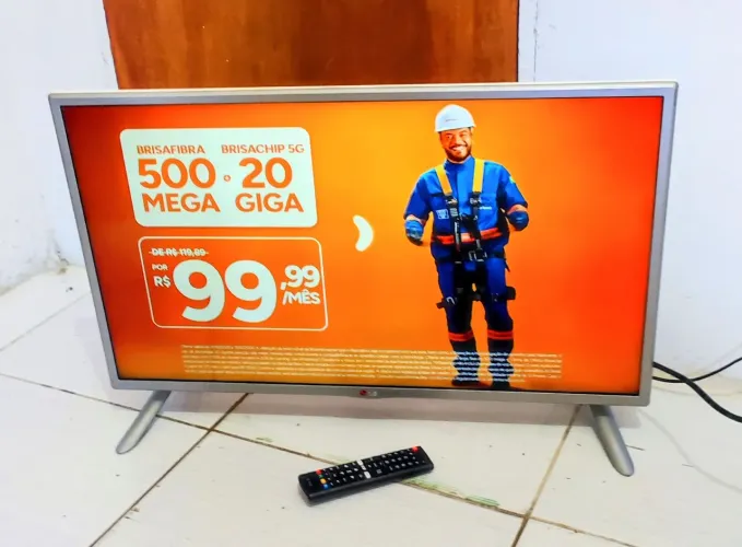 Tv 32 LG smart perfeita branquinha 