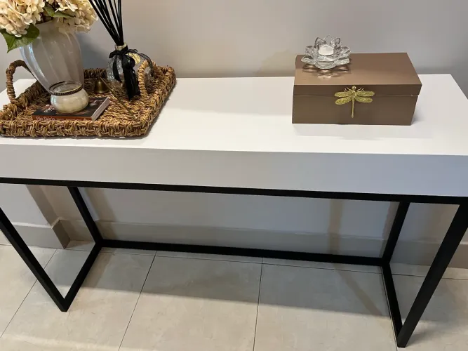 Vendo um aparador com espelho em perfeito estado e moderno