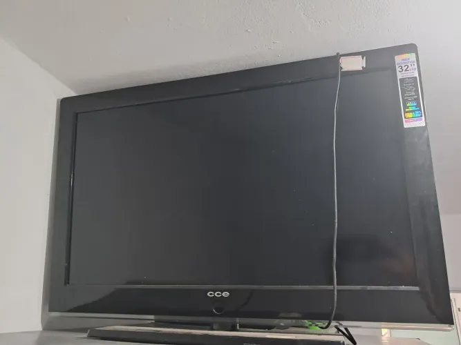 Televisão LED CCE de 32 polegadas com defeito.