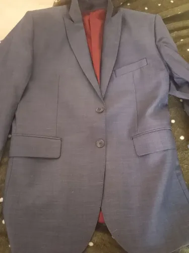 Terno tamanho 50 no Brasil da marca zarref.na minha opinião veste bem um tamanho M ou G