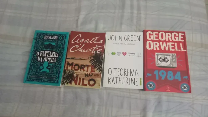 04 Livros em ótimo estado.