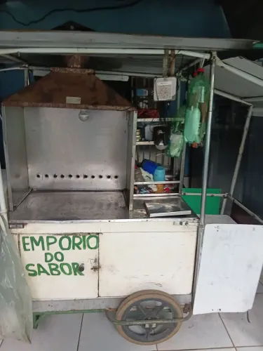 UM  Carrinho de   vendas pra churrasquinho e água de coco  pipoca 