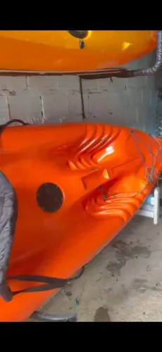 Caiaque solar laranja em ótimo estado