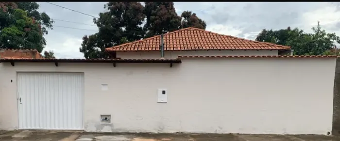 Casa Ampla com 4 Quartos e 2 Banheiros/ Terreno 600m2