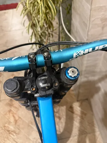 Montais bike 1/8 , freios shimano hidráulico, suspensão Rock shox, aro 26.