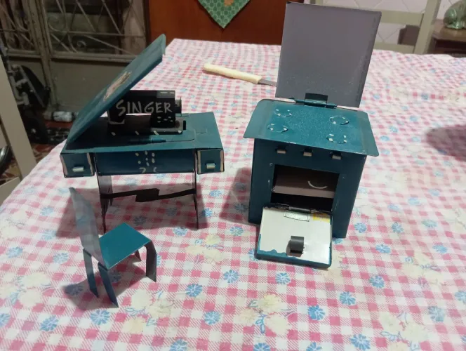 Miniatura de máquina de costura e fogão de lata