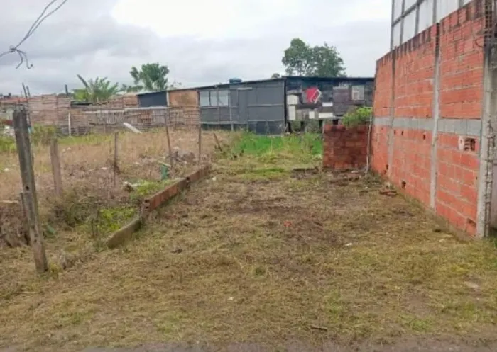 Vende-se terreno em São Vicente 