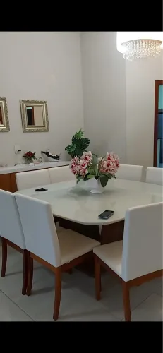 Mesa de jantar com 8 cadeiras + aparador em excelente estado!