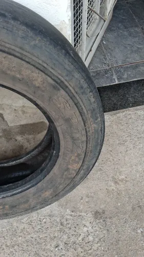 Pneus e quatro rodas