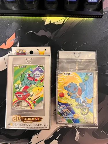Kit Display 30 anos Pokémon + Squirtle 