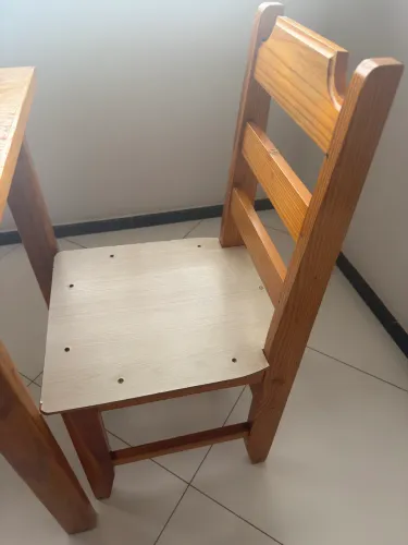 Vendo mesa usada de madeira para 2 pessoas