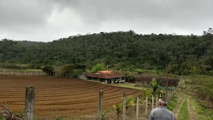 SÍTIO DOS SONHOS EM TAPIRAÍ - 10.000m² COM RIO NOS FUNDOS - APENAS R$ 160.000! 