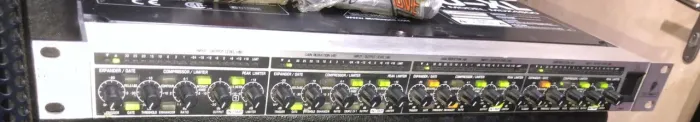 Behringer Multicom processador de audio