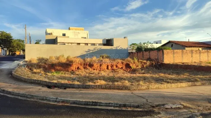 Venda de Terreno / Padrão na cidade de Araraquara