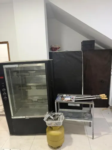 Vendo Frangueira nova 2.900 completa com gás, tudo