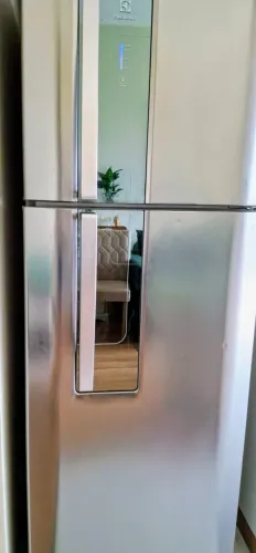 Geladeira semi-nova  refrigera , mas não gela