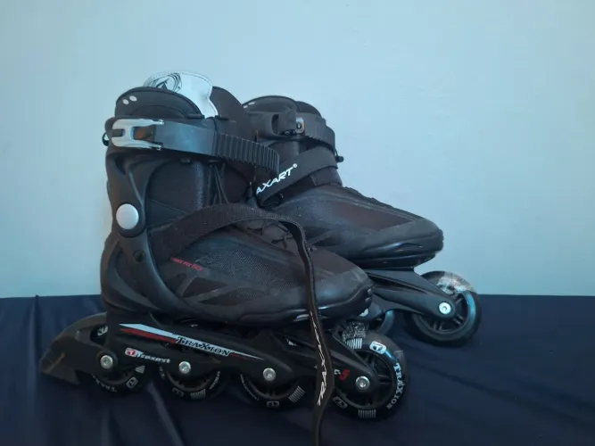 Vende-se um par de patins, valor 600, 00 tamanho 36/37