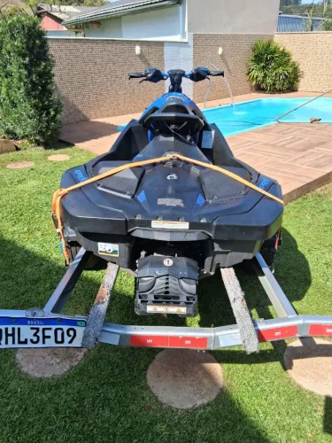 Jet ski semi novo